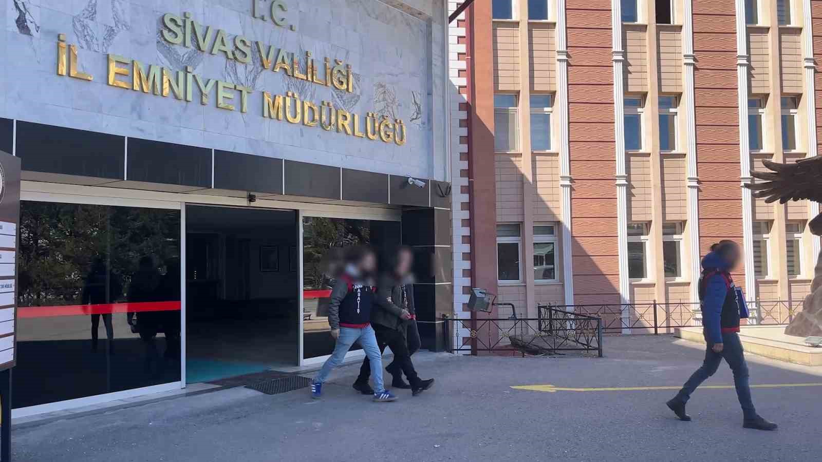 Kadın kılığına girseler de polisten kaçamadılar
