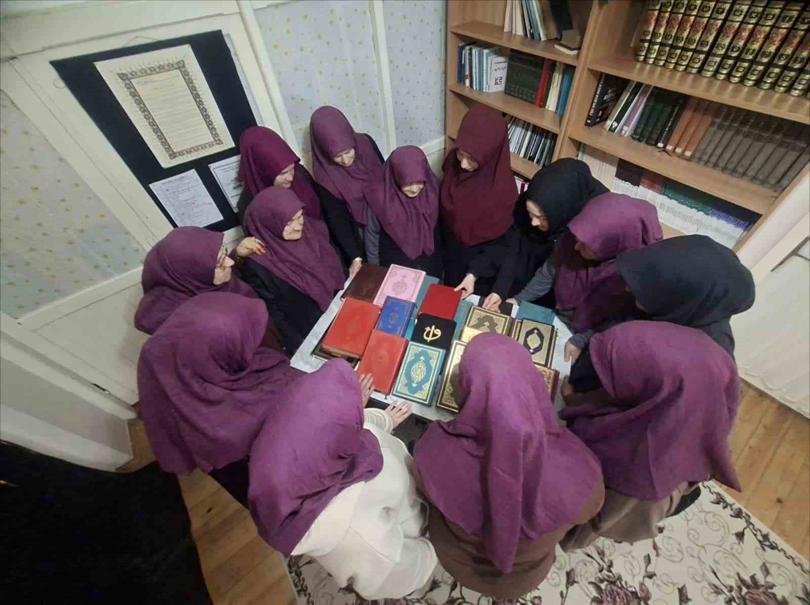 Kadın kursiyerlerden Afrika’ya Kur’an-ı Kerim hediyesi
