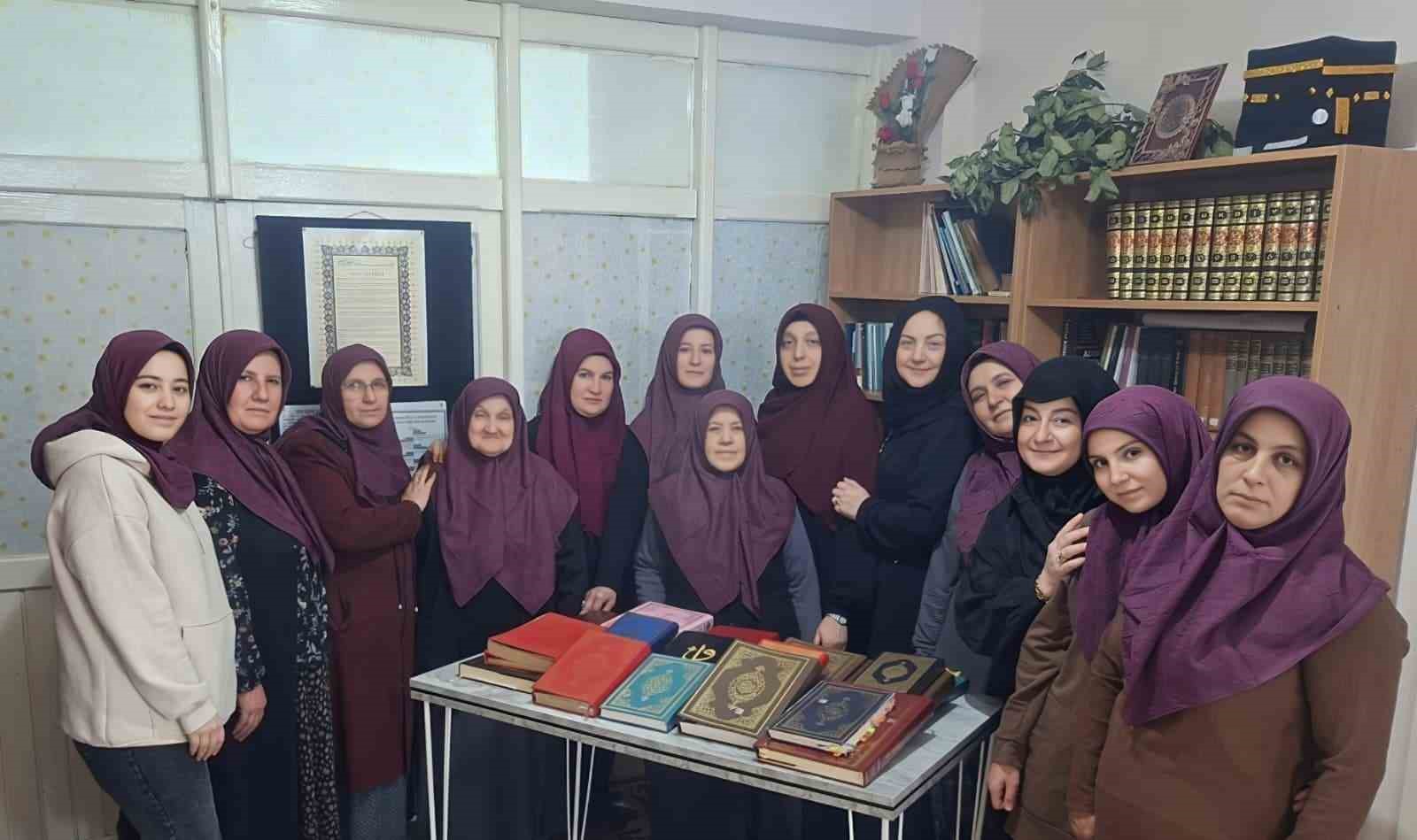 Kadın kursiyerlerden Afrika’ya Kur’an-ı Kerim hediyesi
