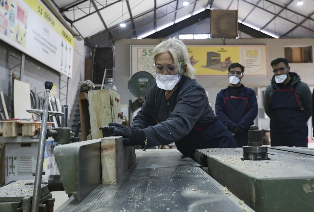 Kadın mobilya ustaları yetişiyor: 12 yıl öğretmenlikten sonra marangoz oldu
