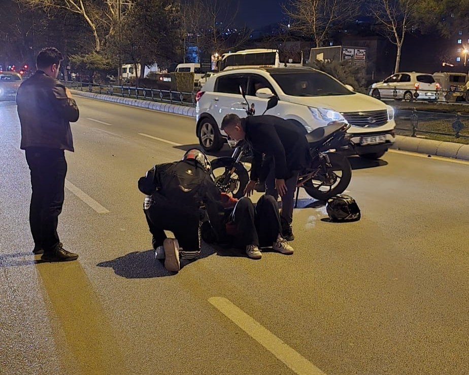 Kadın motosiklet sürücüsü otomobile arkadan çarptı
