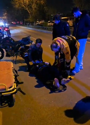 Kadın motosiklet sürücüsü otomobile arkadan çarptı
