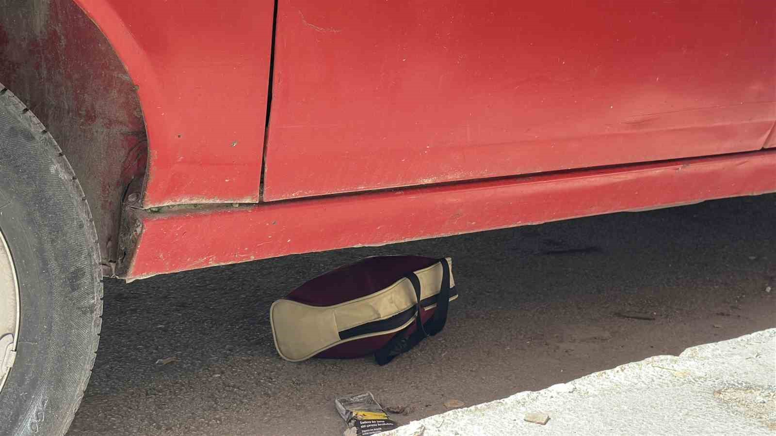 Kadının kapıda unuttuğu çantadaki altın ve paraları çaldılar
