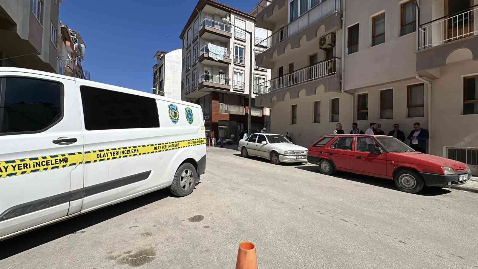 Kadının kapıda unuttuğu çantadaki altın ve paraları çaldılar
