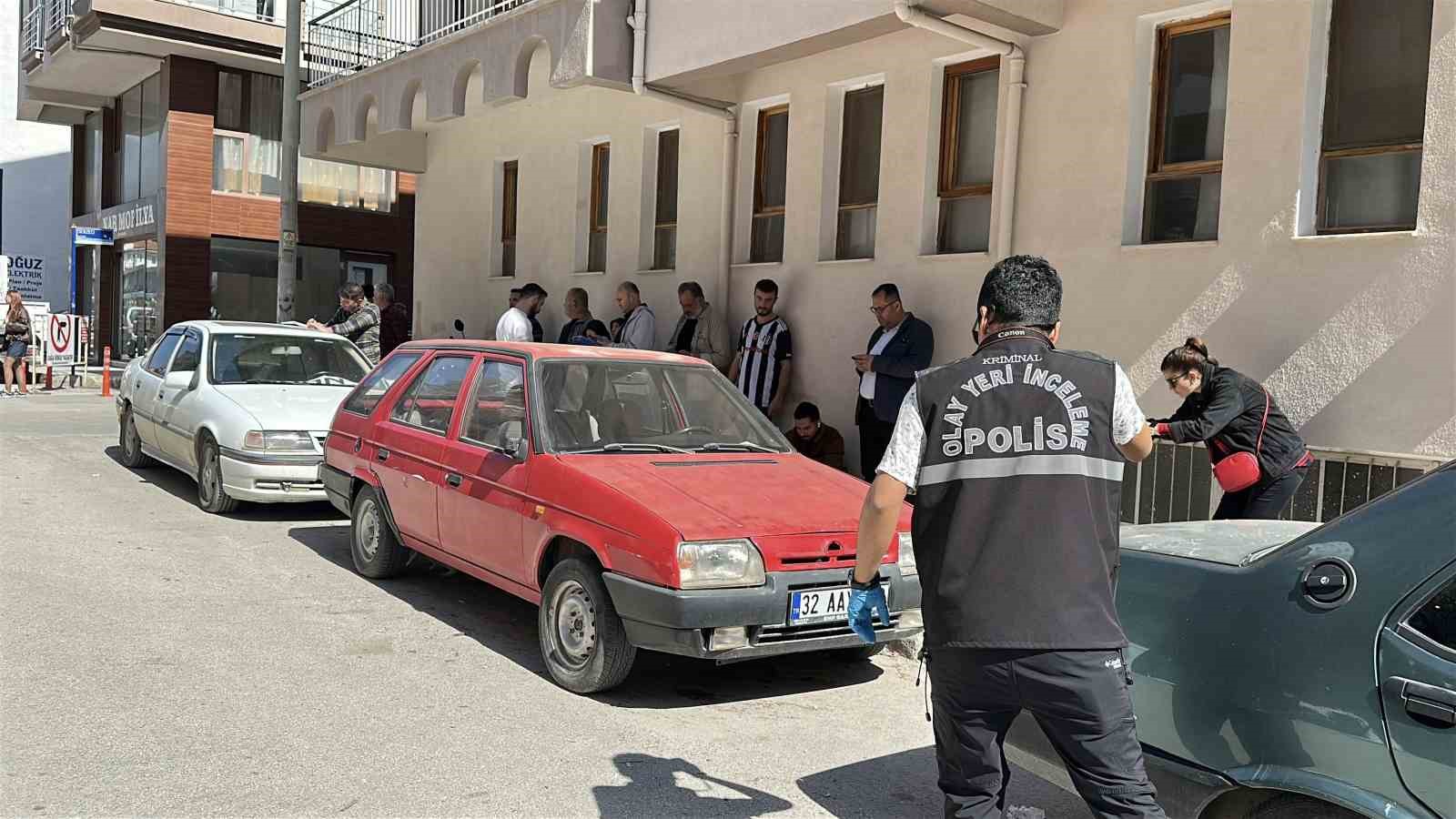 Kadının kapıda unuttuğu çantadaki altın ve paraları çaldılar
