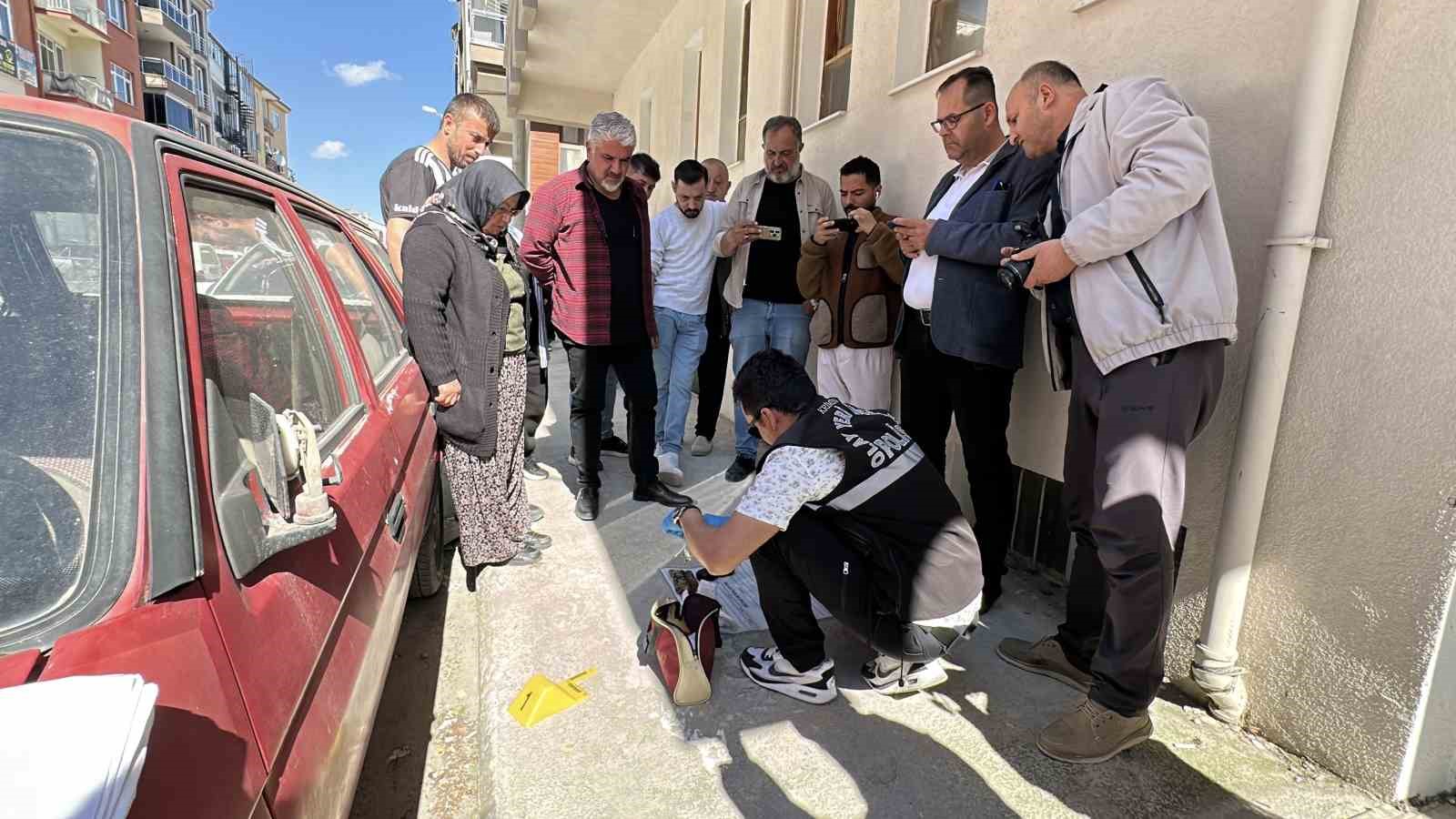 Kadının kapıda unuttuğu çantadaki altın ve paraları çaldılar
