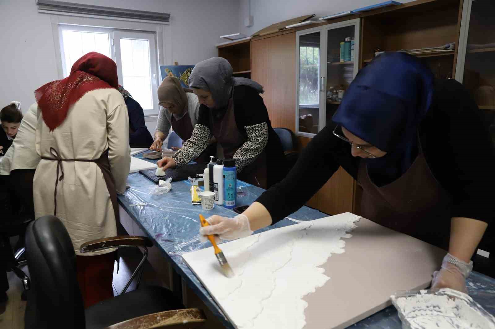 Kadınlar atölyede hem üretiyor hem dayanışmayı büyütüyor
Kadınlar atölyede hem üretiyor hem dayanışmayı büyütüyor