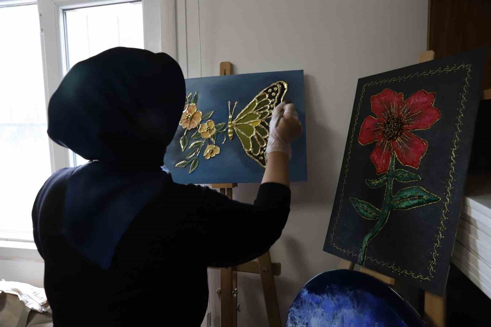 Kadınlar atölyede hem üretiyor hem dayanışmayı büyütüyor
Kadınlar atölyede hem üretiyor hem dayanışmayı büyütüyor