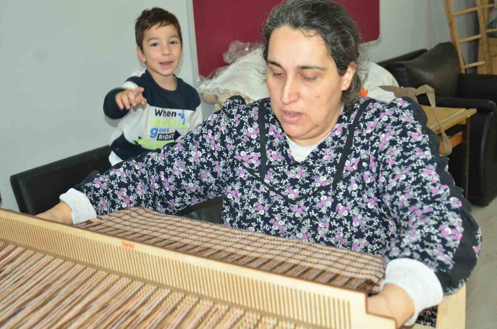 Kadınlar bu kurslarda hem sosyalleşiyor hem öğreniyor
