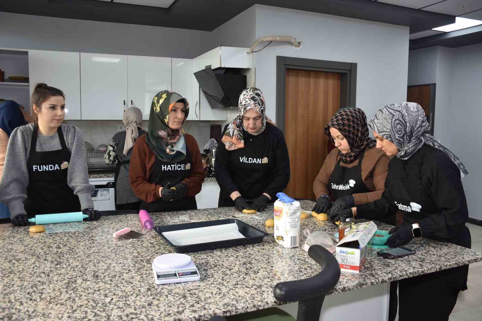 Kadınlar bu kursta hem öğreniyor, hem ailelerine destek oluyor
Kadınlar bu kursta hem öğreniyor, hem ailelerine destek oluyor