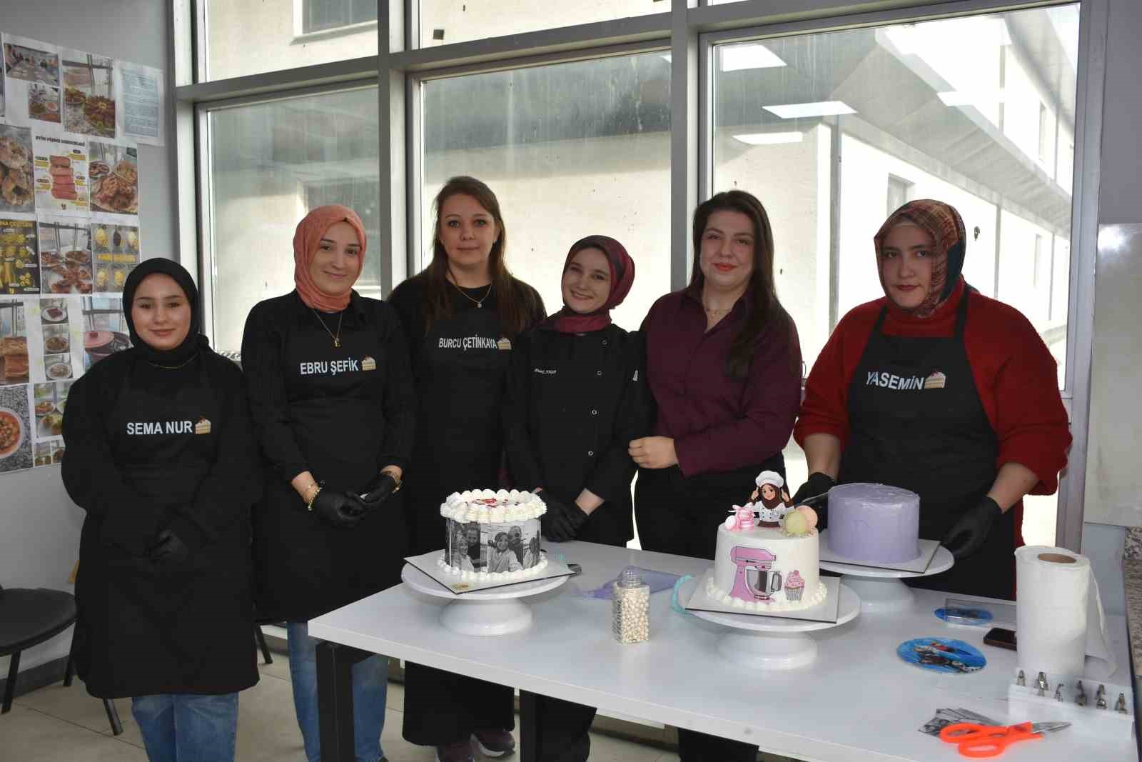 Kadınlar bu kursta hem öğreniyor, hem ailelerine destek oluyor
Kadınlar bu kursta hem öğreniyor, hem ailelerine destek oluyor