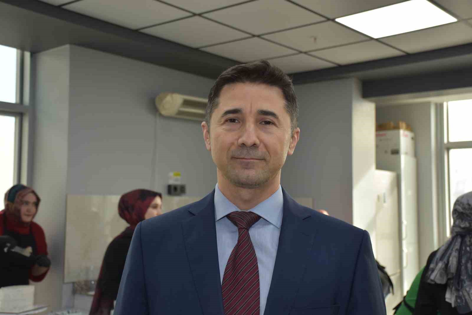 Kadınlar bu kursta hem öğreniyor, hem ailelerine destek oluyor
Kadınlar bu kursta hem öğreniyor, hem ailelerine destek oluyor