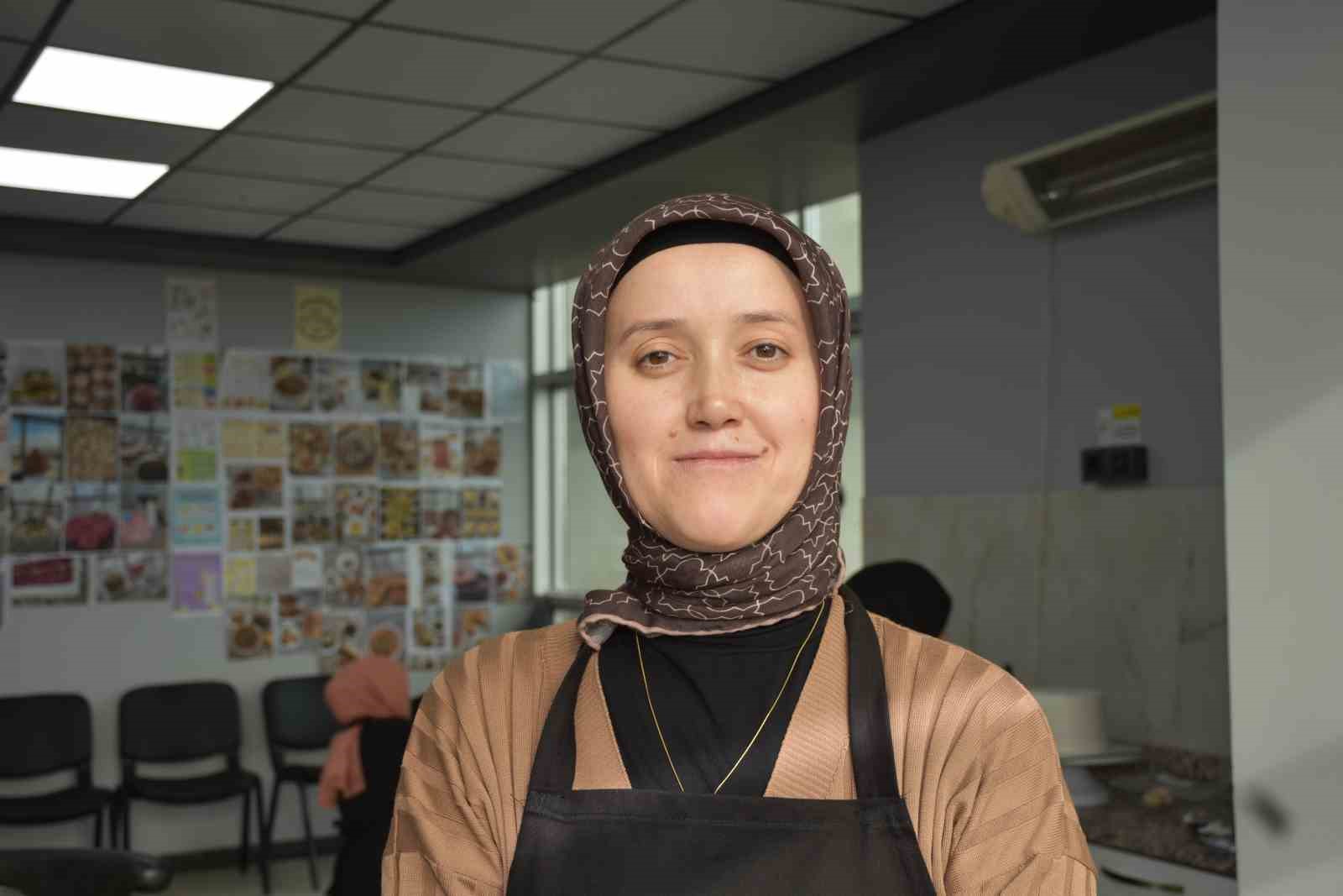 Kadınlar bu kursta hem öğreniyor, hem ailelerine destek oluyor
Kadınlar bu kursta hem öğreniyor, hem ailelerine destek oluyor