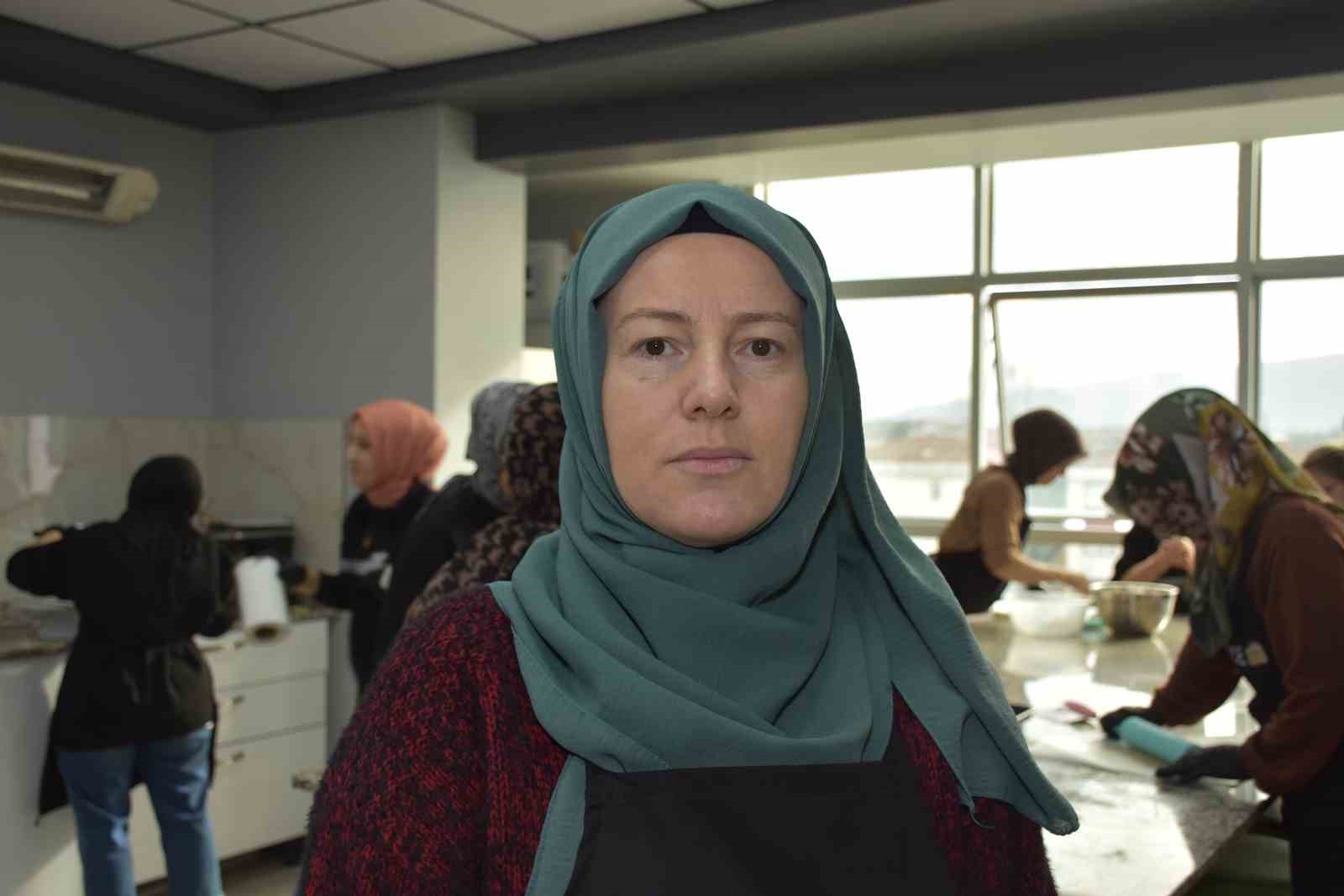 Kadınlar bu kursta hem öğreniyor, hem ailelerine destek oluyor
Kadınlar bu kursta hem öğreniyor, hem ailelerine destek oluyor