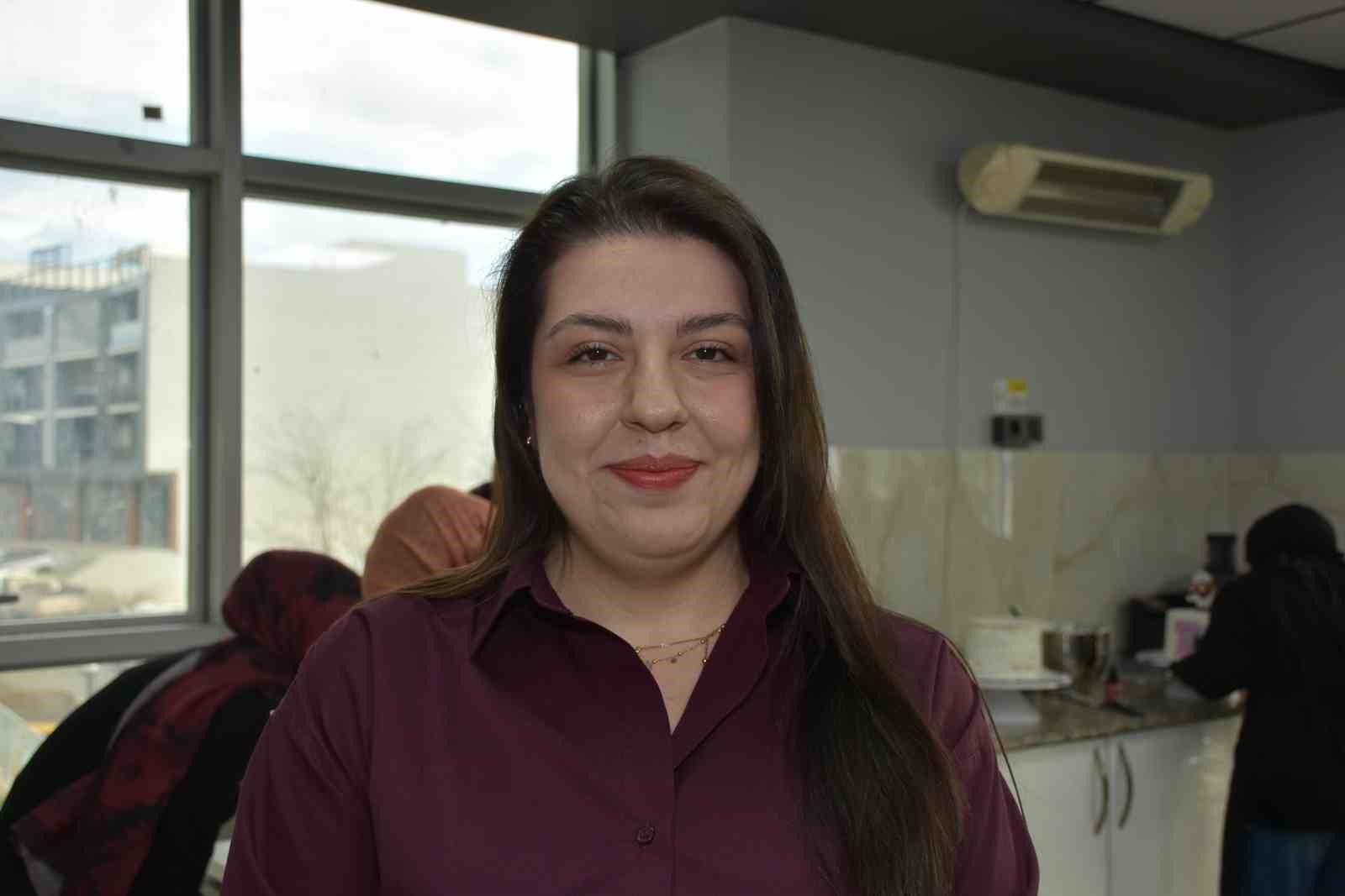 Kadınlar bu kursta hem öğreniyor, hem ailelerine destek oluyor
Kadınlar bu kursta hem öğreniyor, hem ailelerine destek oluyor