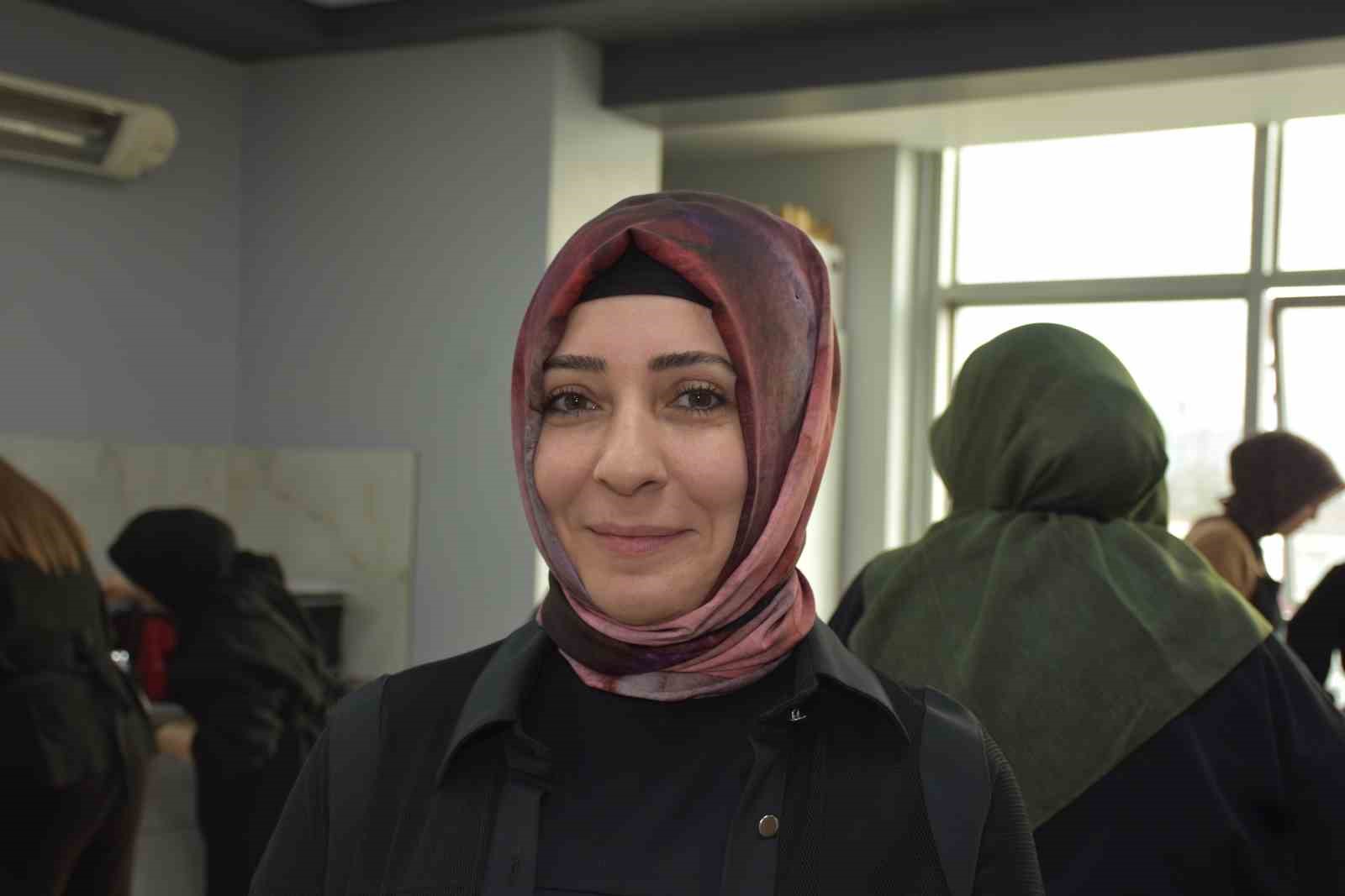 Kadınlar bu kursta hem öğreniyor, hem ailelerine destek oluyor
Kadınlar bu kursta hem öğreniyor, hem ailelerine destek oluyor