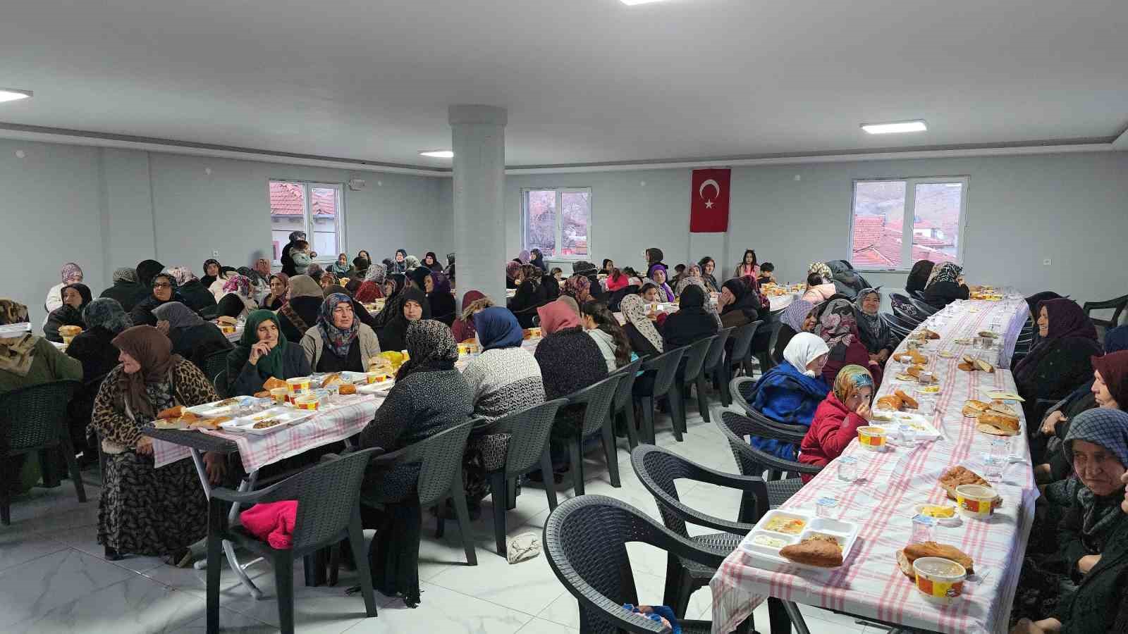 Kadınlar dinleniyor, tüm köylü Ramazan boyunca aynı sofrada buluşuyor
