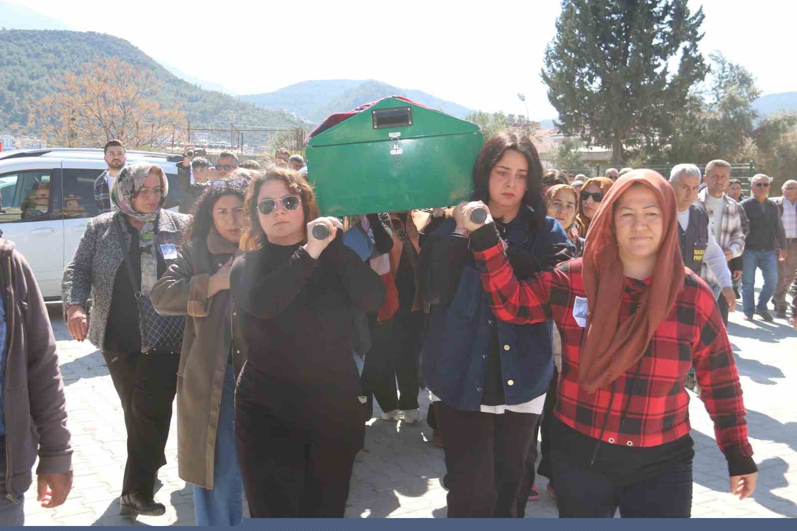 Kadınlar Günü’nde kocası tarafından katledilen kadın toprağa verildi
