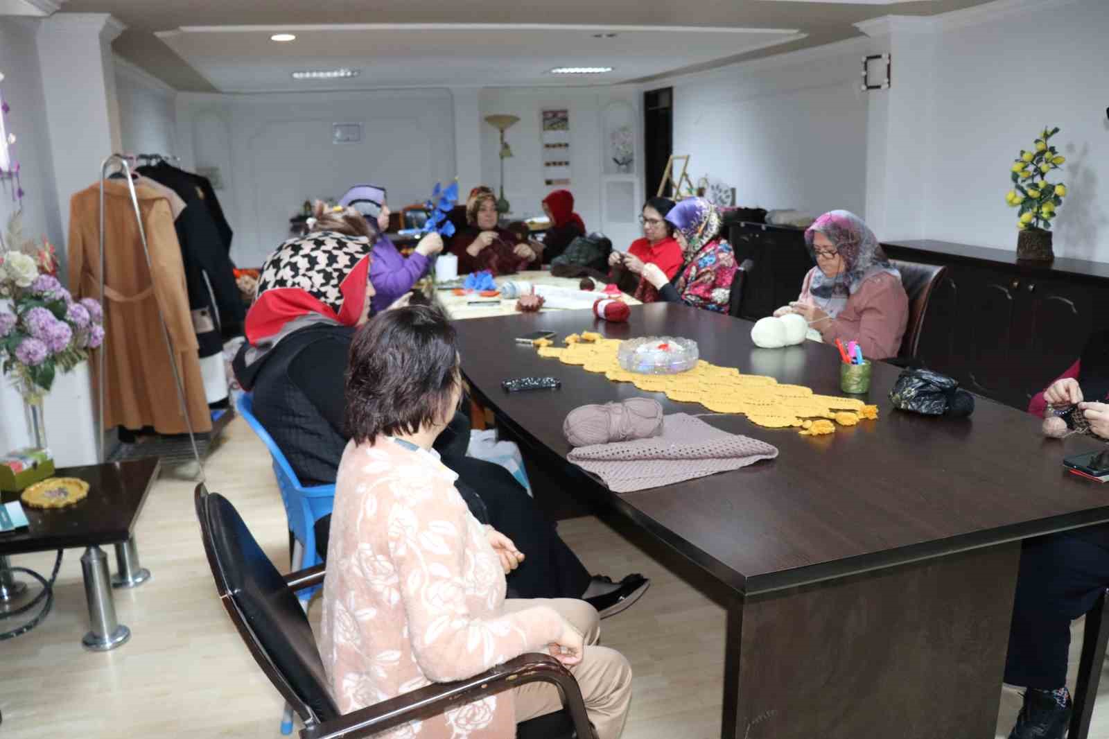 Kadınlar halk eğitimiyle hem sosyalleşiyor hem de gelir elde ediyor
