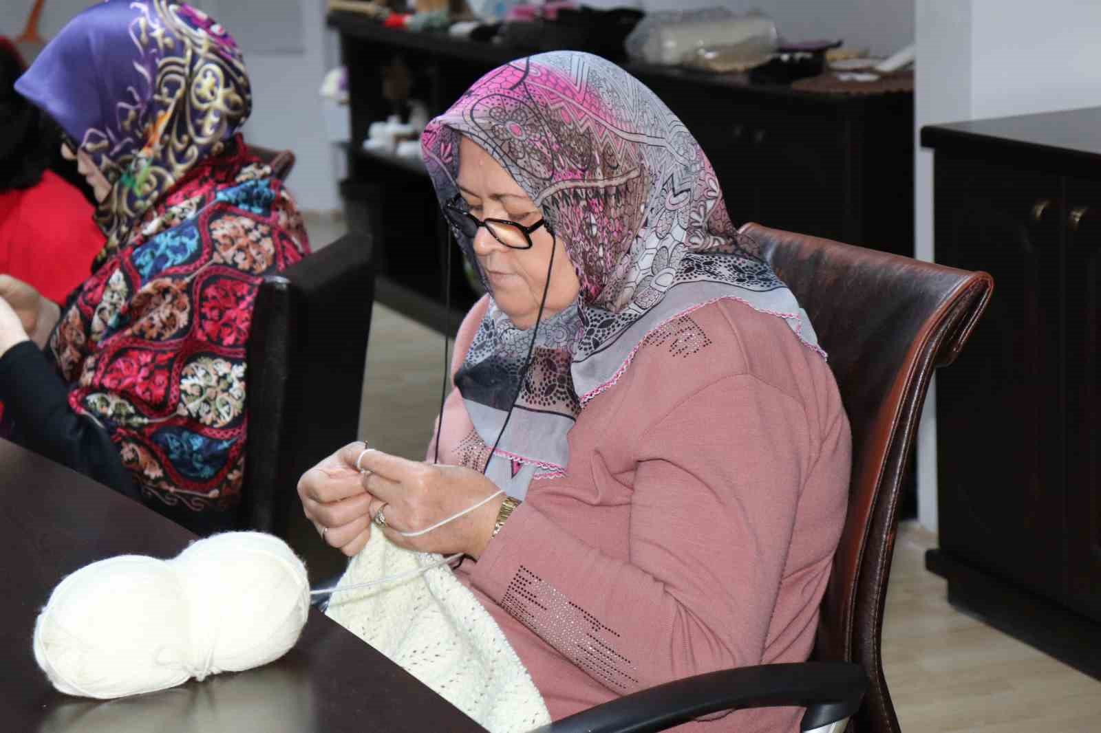 Kadınlar halk eğitimiyle hem sosyalleşiyor hem de gelir elde ediyor
