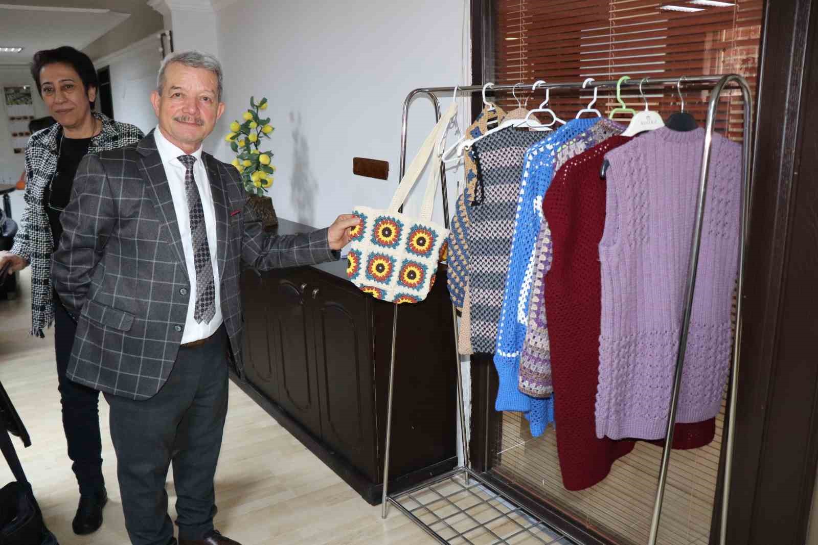 Kadınlar halk eğitimiyle hem sosyalleşiyor hem de gelir elde ediyor
