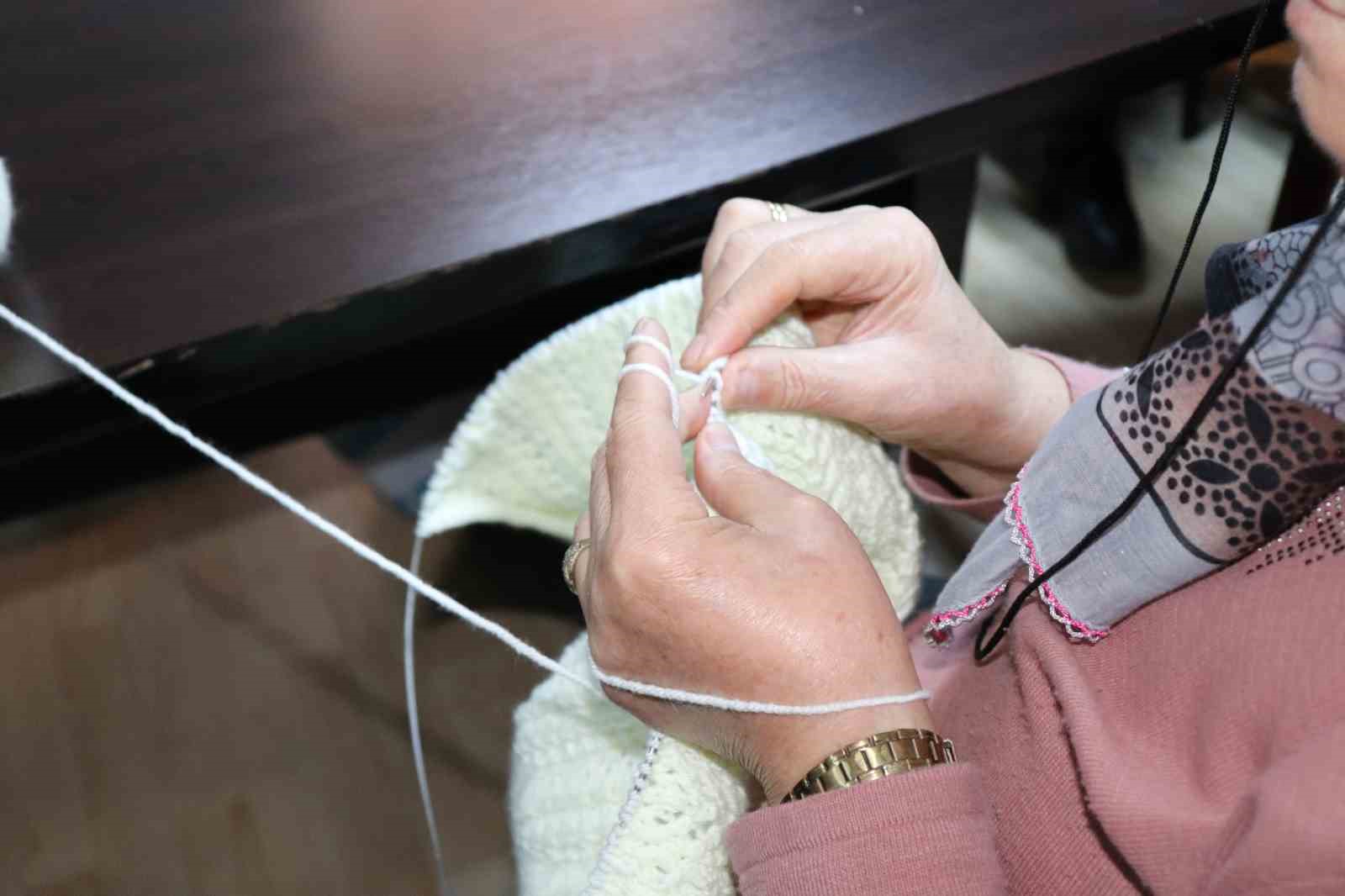 Kadınlar halk eğitimiyle hem sosyalleşiyor hem de gelir elde ediyor

