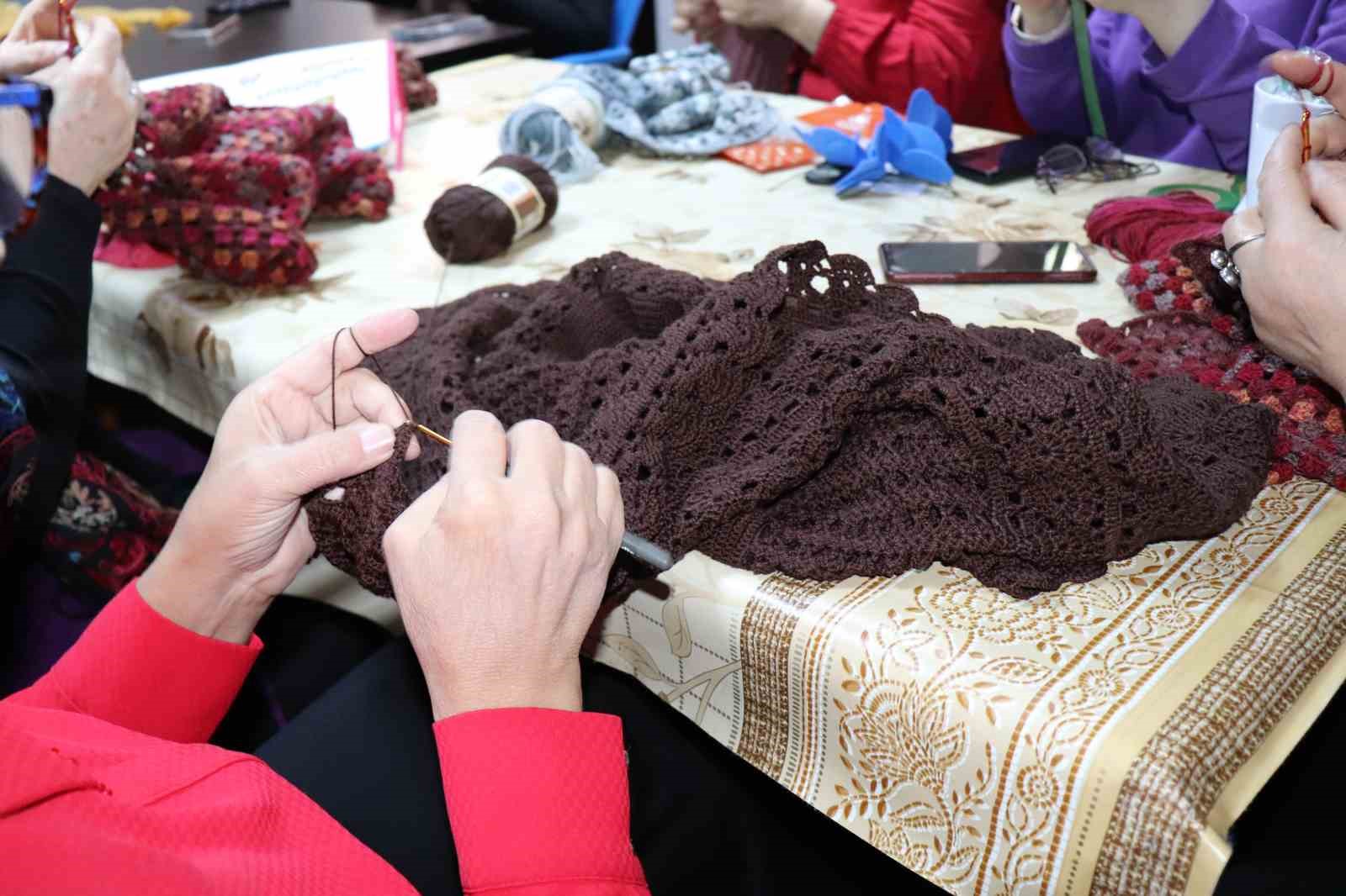 Kadınlar halk eğitimiyle hem sosyalleşiyor hem de gelir elde ediyor
