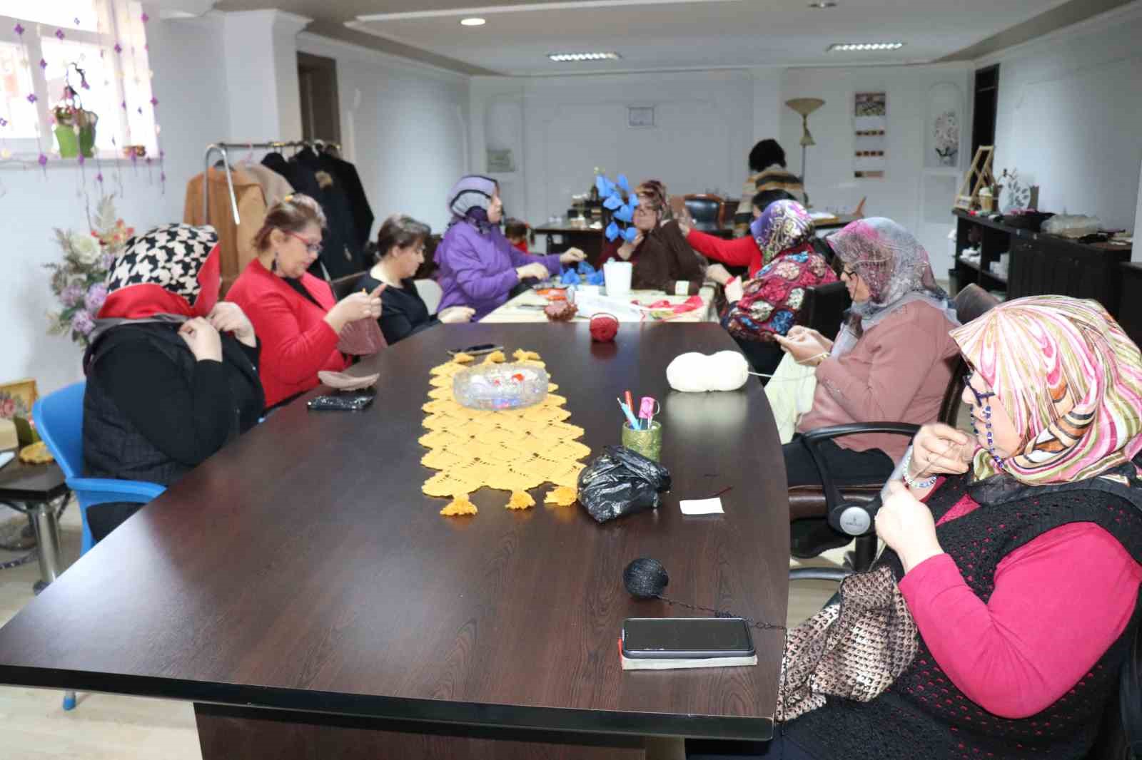 Kadınlar halk eğitimiyle hem sosyalleşiyor hem de gelir elde ediyor
