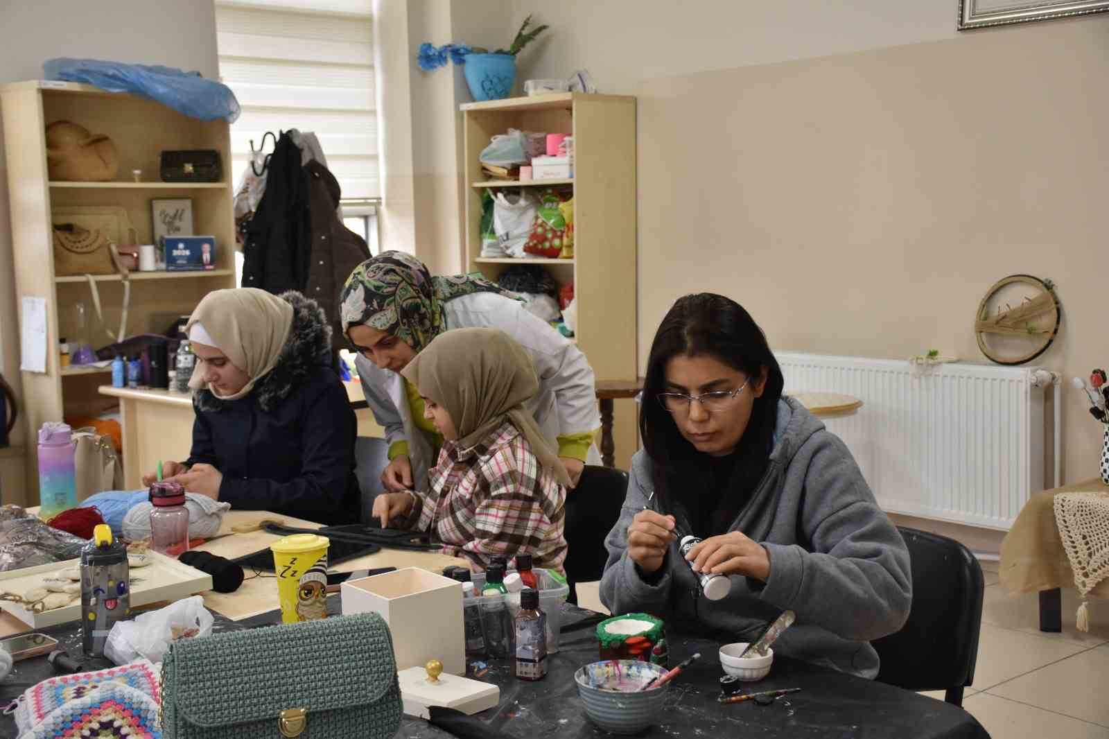 Kadınlar hem öğreniyor hem aile bütçesine katkı sağlıyor
