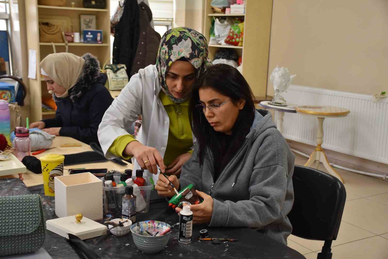 Kadınlar hem öğreniyor hem aile bütçesine katkı sağlıyor
