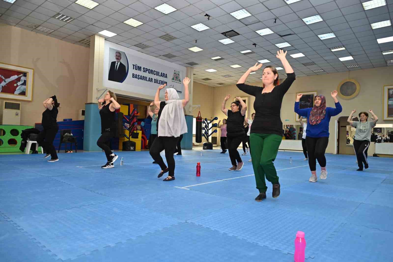 Kadınlar zumba ile hem spor yapıyor hem sosyalleşiyor
