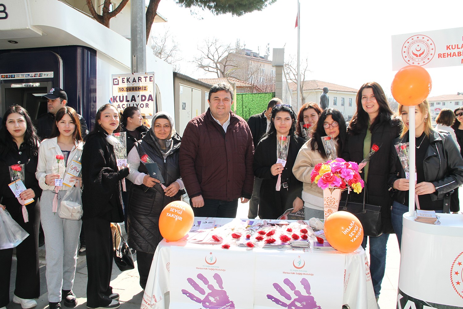 Kadınlara karanfil dağıtıldı, KADES uygulaması tanıtıldı
