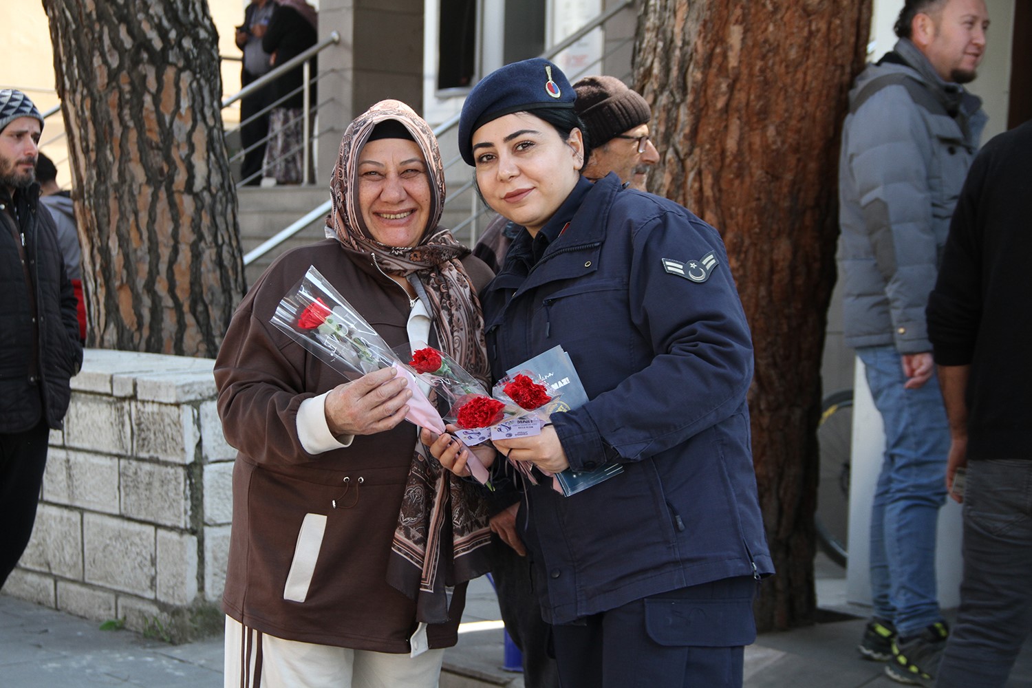 Kadınlara karanfil dağıtıldı, KADES uygulaması tanıtıldı
