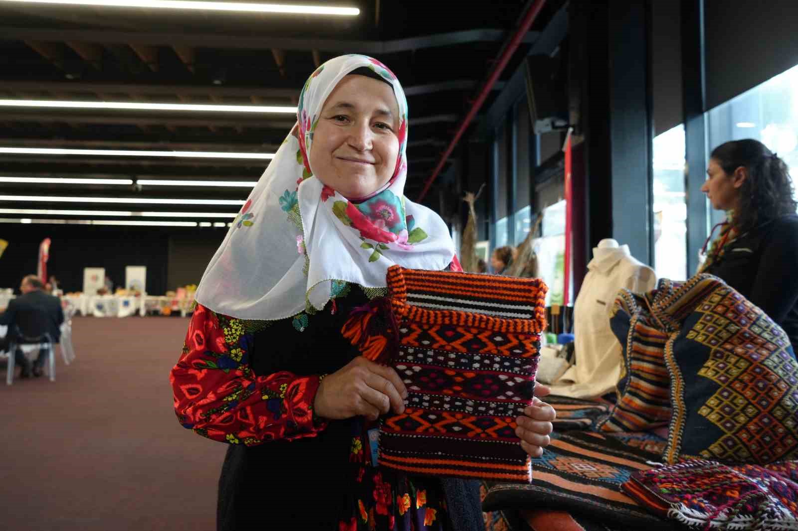 Kadınların el emeğiyle dokuduğu geleneksel kilimler ilgi bekliyor
