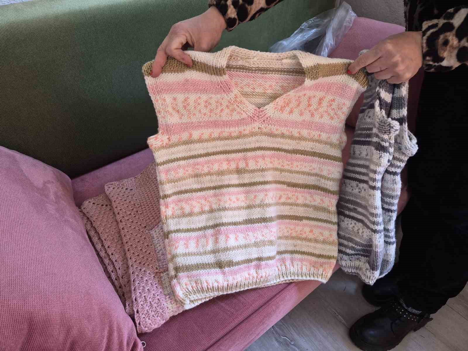 Kadınların ördüğü bebek kıyafetleri ihtiyaç sahibi ailelere hediye ediliyor
