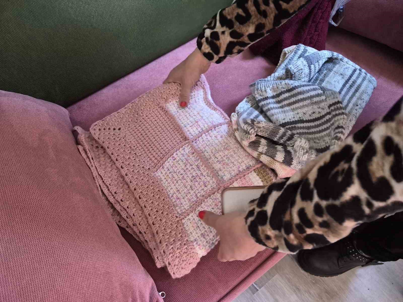 Kadınların ördüğü bebek kıyafetleri ihtiyaç sahibi ailelere hediye ediliyor
