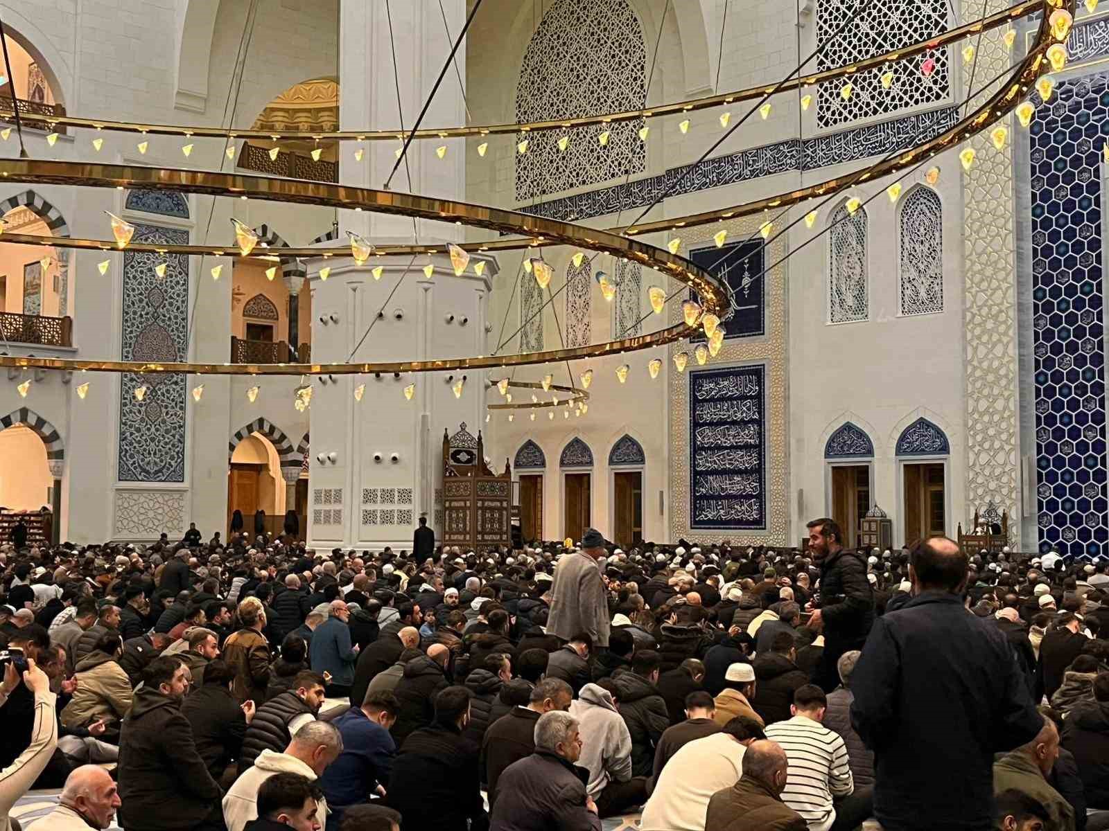 Kadir Gecesi Büyük Çamlıca Camii’nde dualarla idrak edildi
