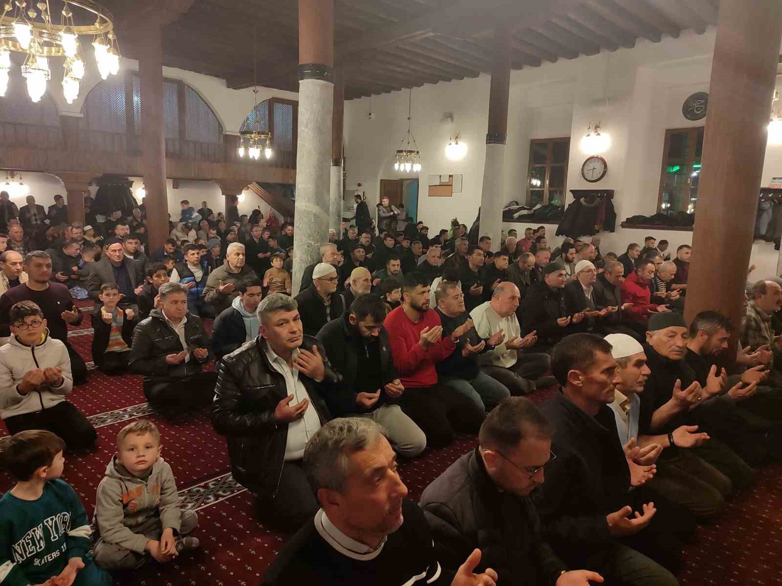 Kadir Gecesi huşu içinde idrak edildi
