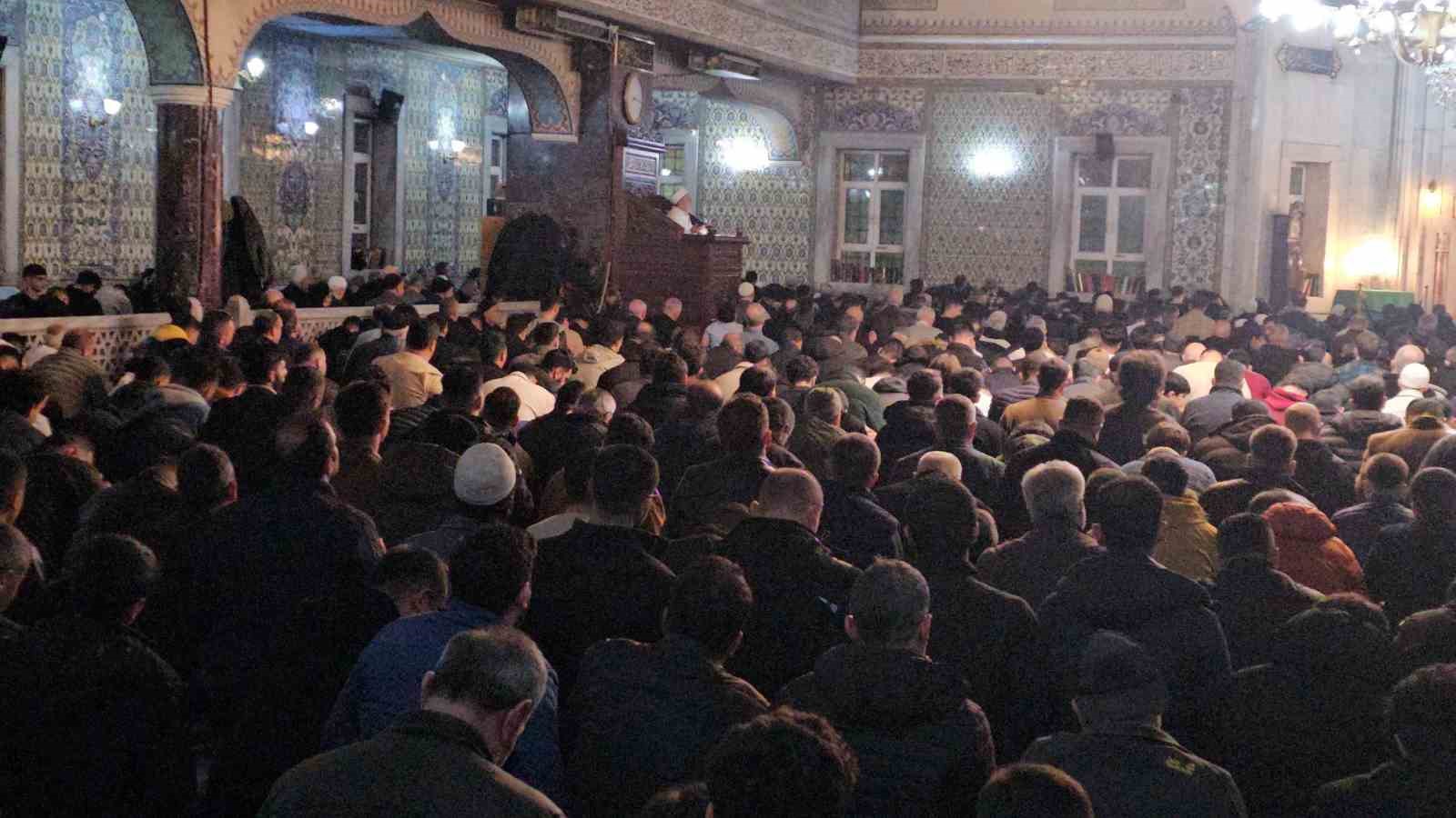 Kadir Gecesi’nde camiler doldu taştı
