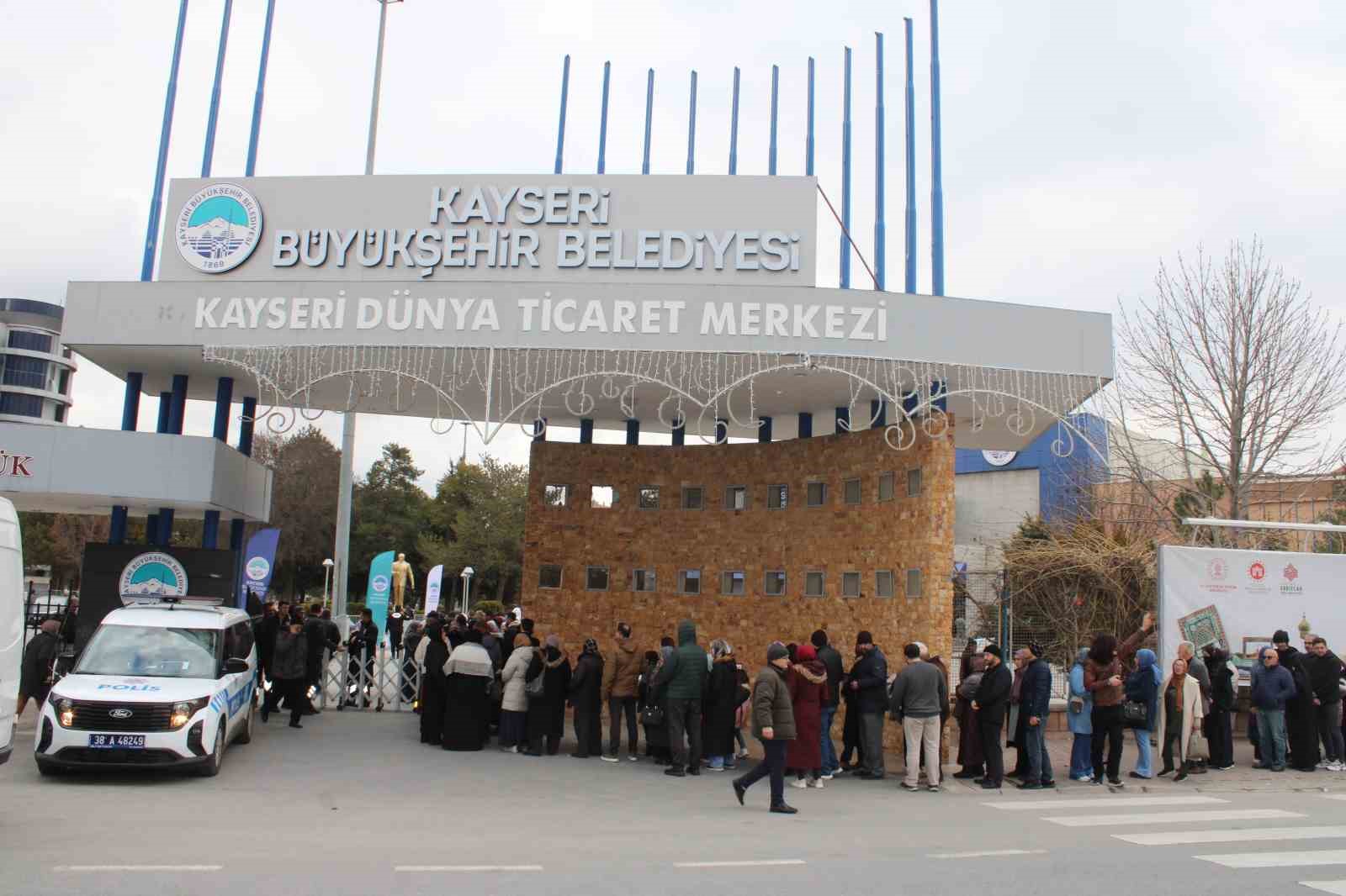 Kadir Gecesi’nde kutsal emanetler için uzun kuyruklar oluştu
