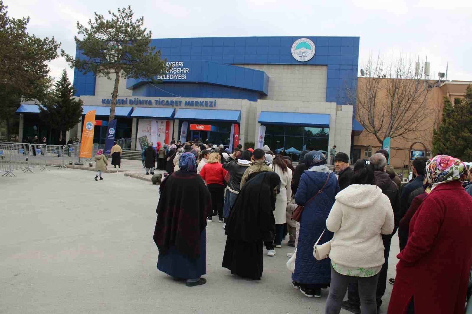 Kadir Gecesi’nde kutsal emanetler için uzun kuyruklar oluştu
