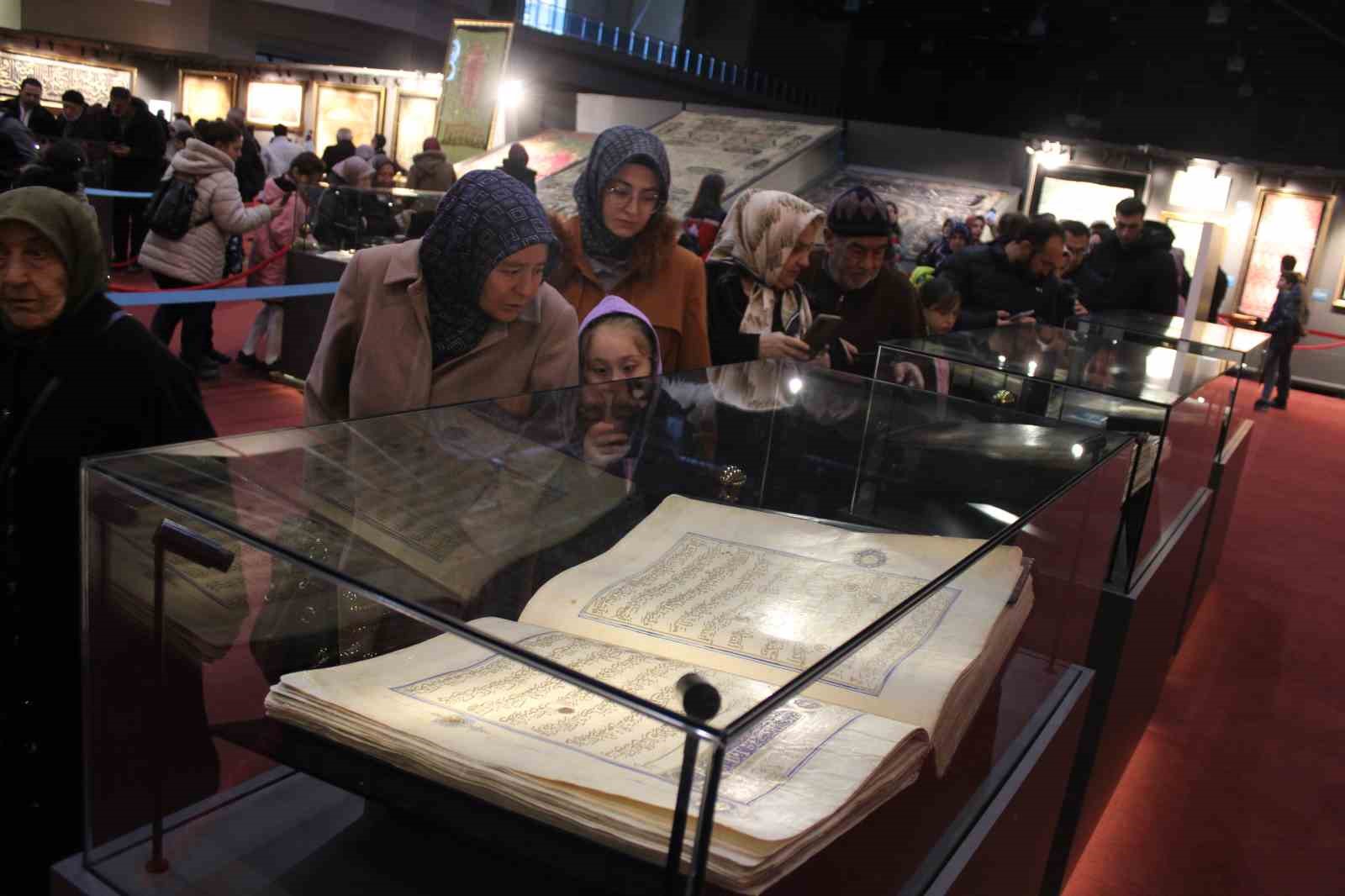 Kadir Gecesi’nde kutsal emanetler için uzun kuyruklar oluştu
