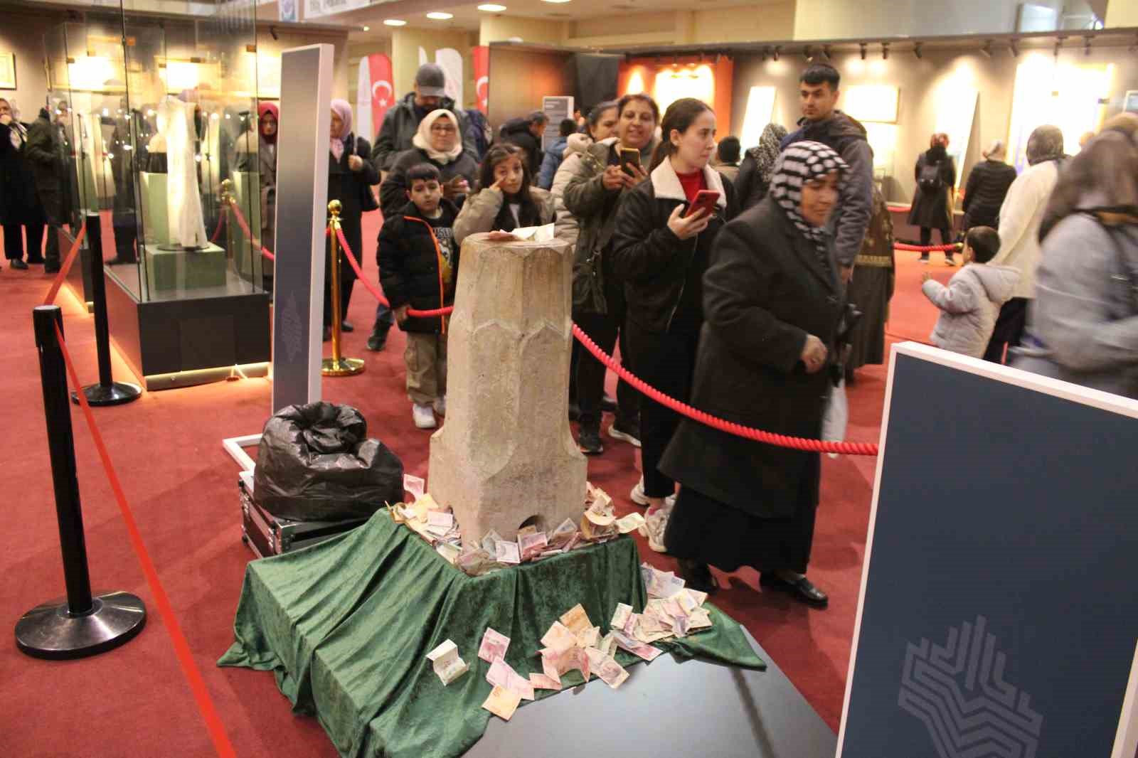 Kadir Gecesi’nde kutsal emanetler için uzun kuyruklar oluştu
