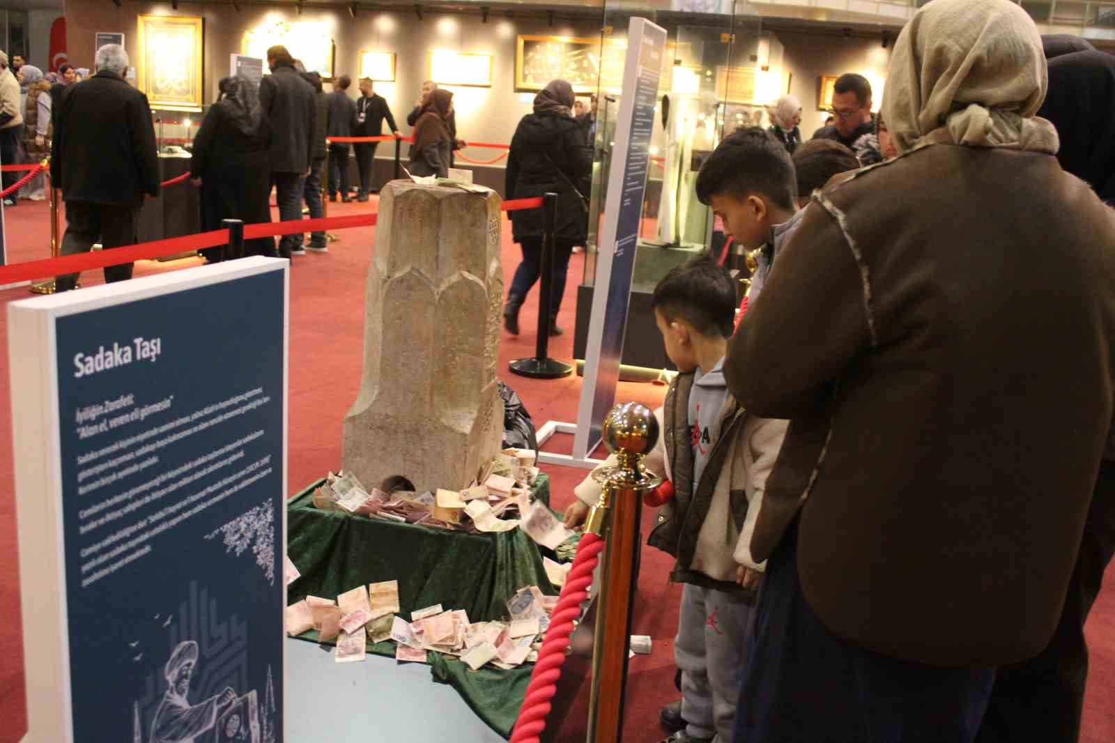 Kadir Gecesi’nde kutsal emanetler için uzun kuyruklar oluştu
