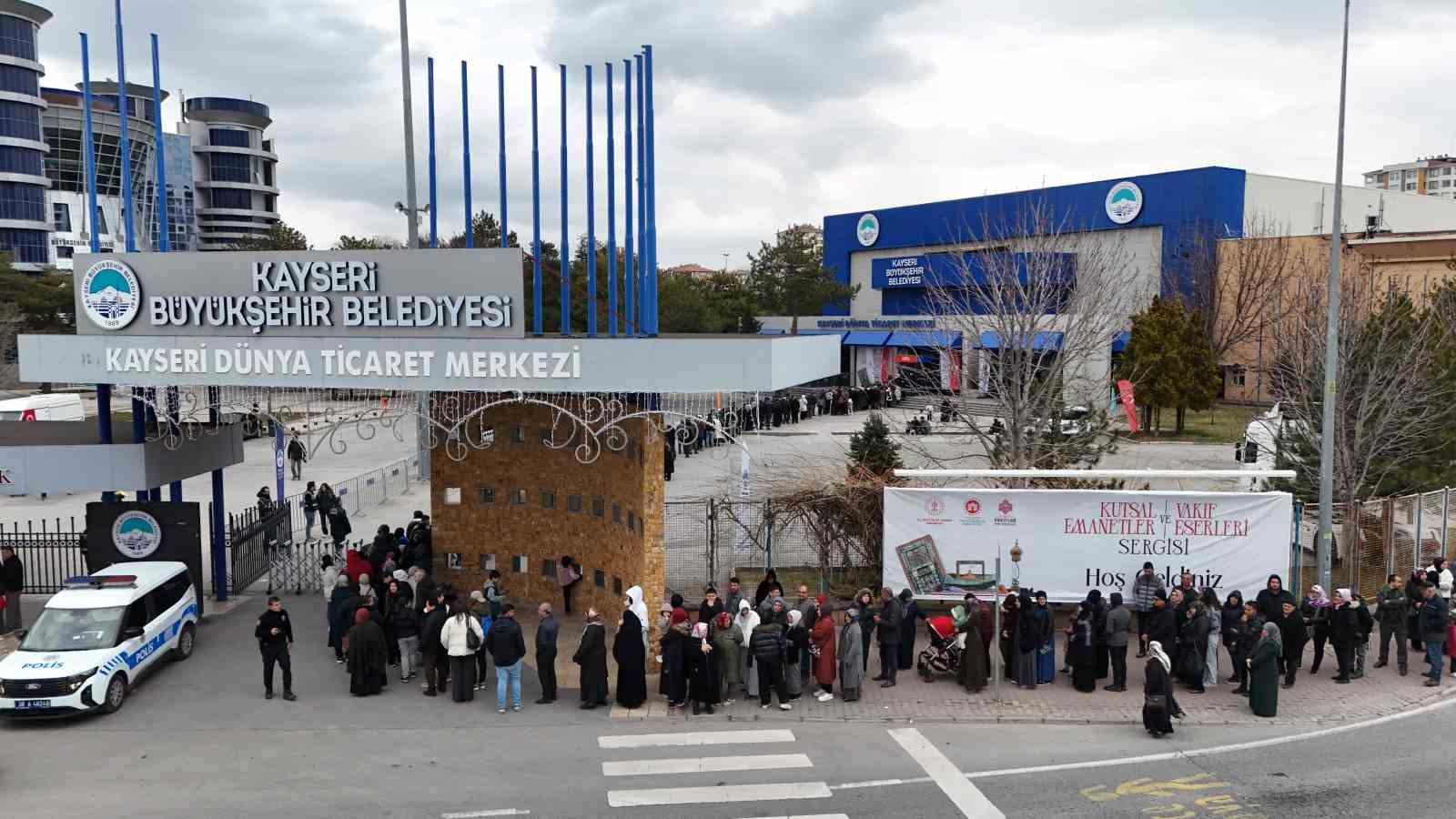 Kadir Gecesi’nde kutsal emanetler için uzun kuyruklar oluştu
