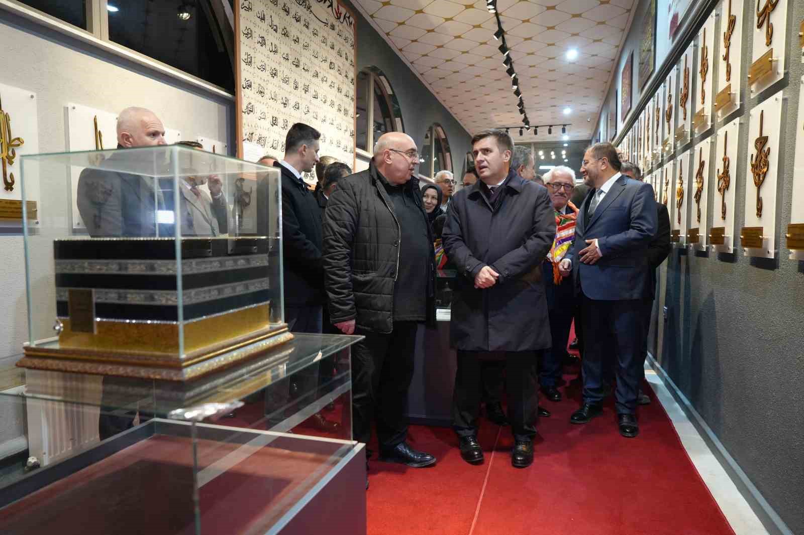 Kadir Gecesi’nde kutsal emanetlerin sergilendiği külliyeye yoğun ilgi
