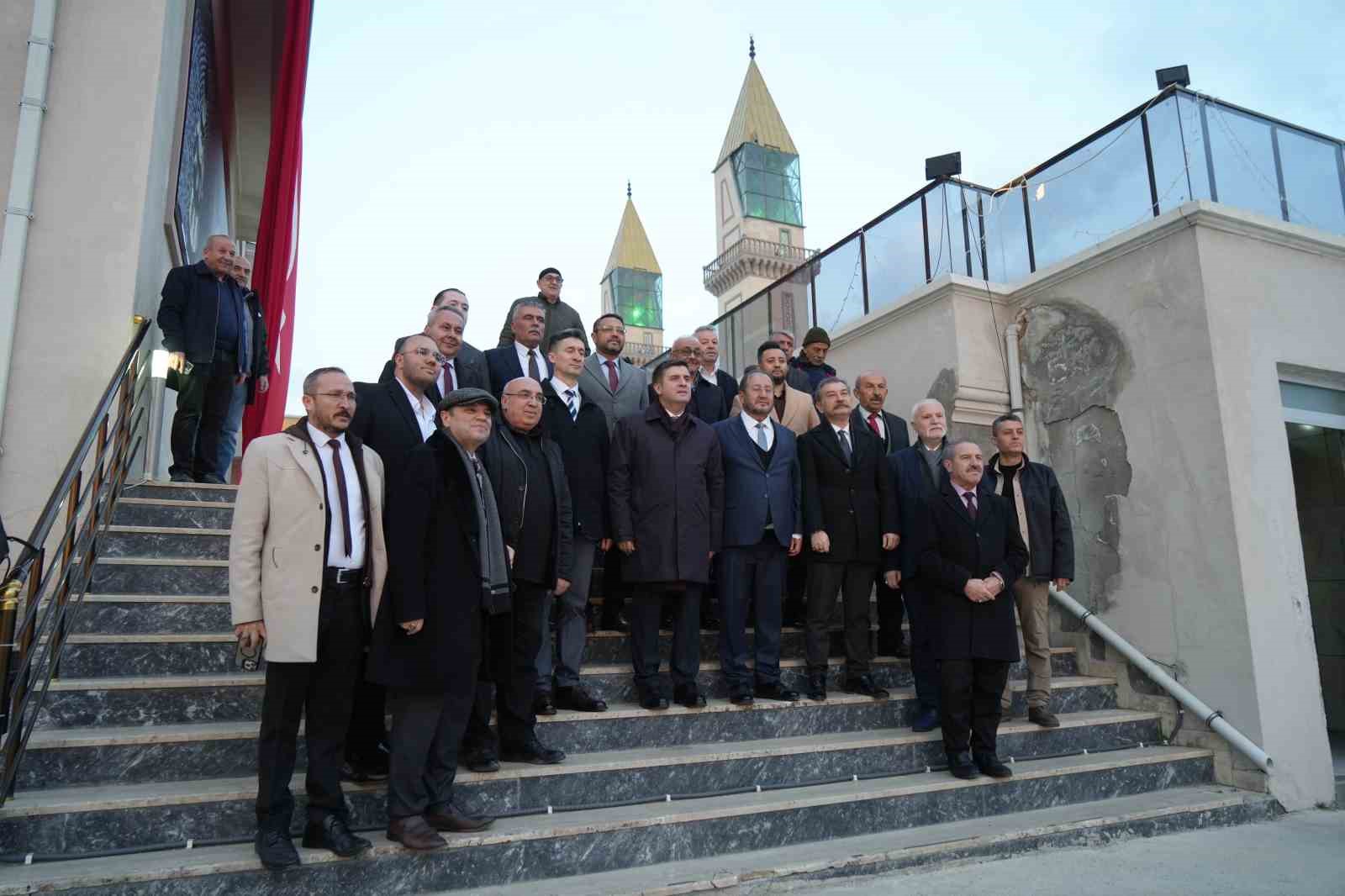 Kadir Gecesi’nde kutsal emanetlerin sergilendiği külliyeye yoğun ilgi
