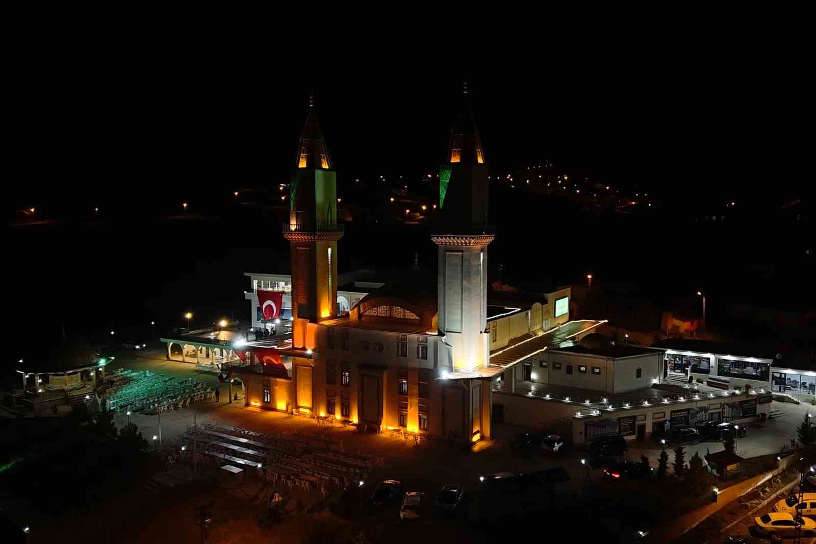 Kadir Gecesi’nde kutsal emanetlerin sergilendiği külliyeye yoğun ilgi
