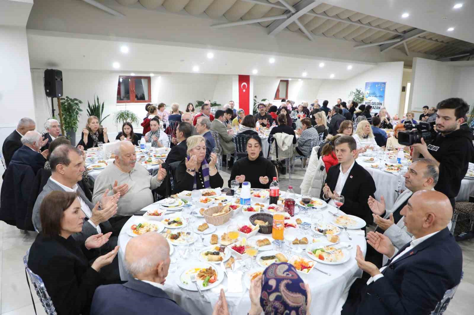 Kadir Gecesi’nde şehit ve gazi aileleri iftar sofrasında buluştu
