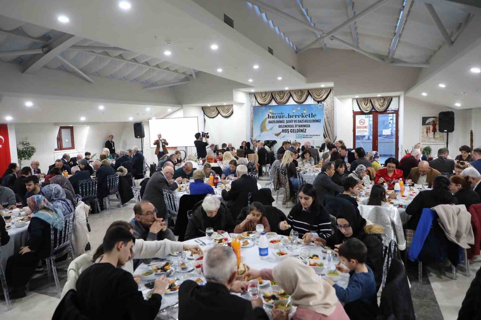 Kadir Gecesi’nde şehit ve gazi aileleri iftar sofrasında buluştu
